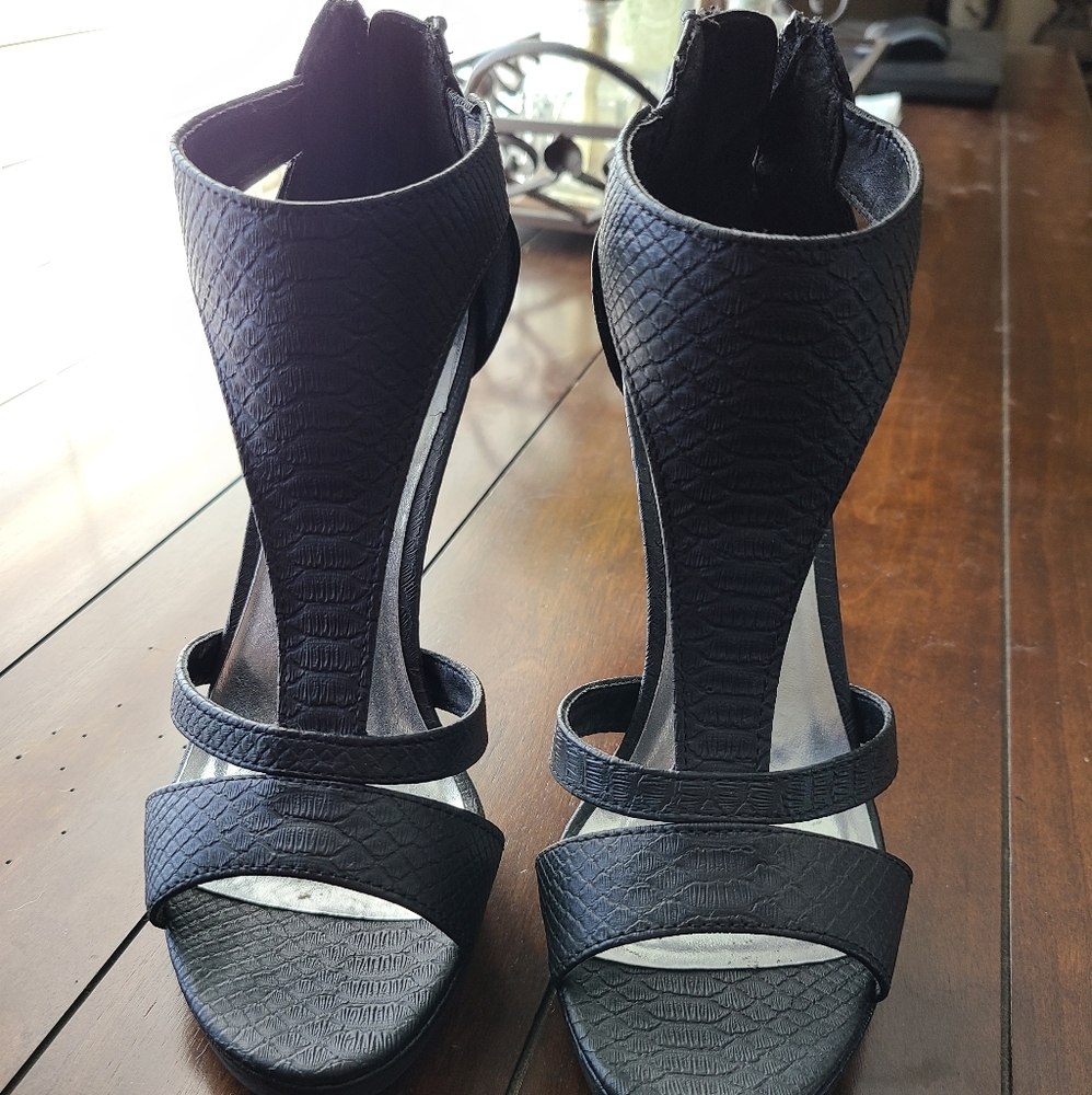 Black heels. Snakeskin embossed.